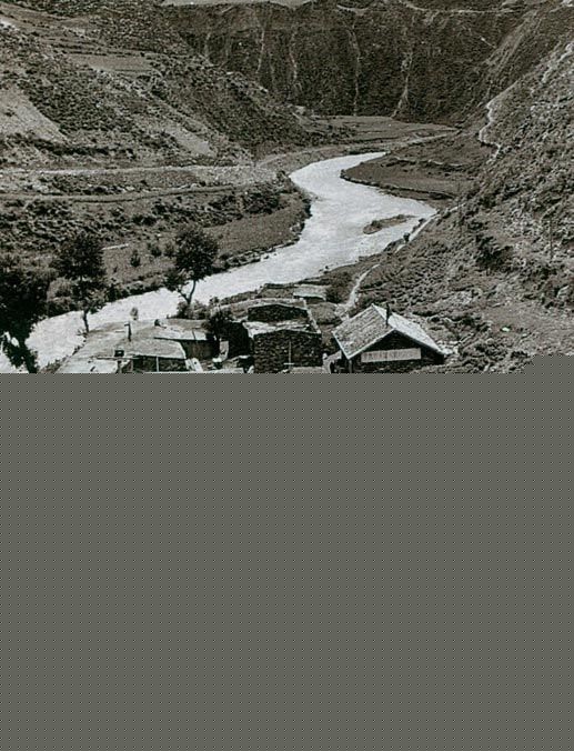 　　1935年6月12日，中央红军先头部队在夹金山北麓四川懋功达维镇同红四方面军先头部队胜利会师。图为当年的会师桥。