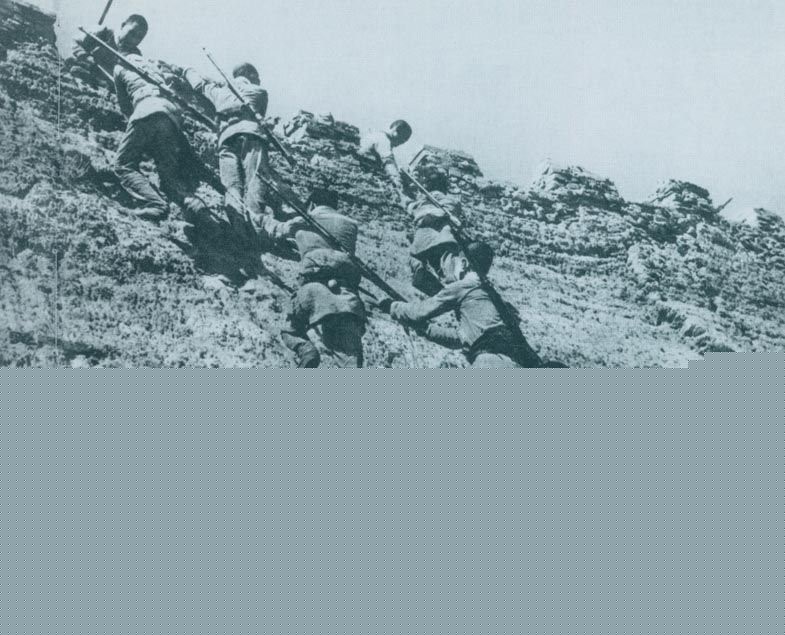 1945年6月25日，八路军冀中部队攻克河北献县。图为部队奋勇攀登城墙。