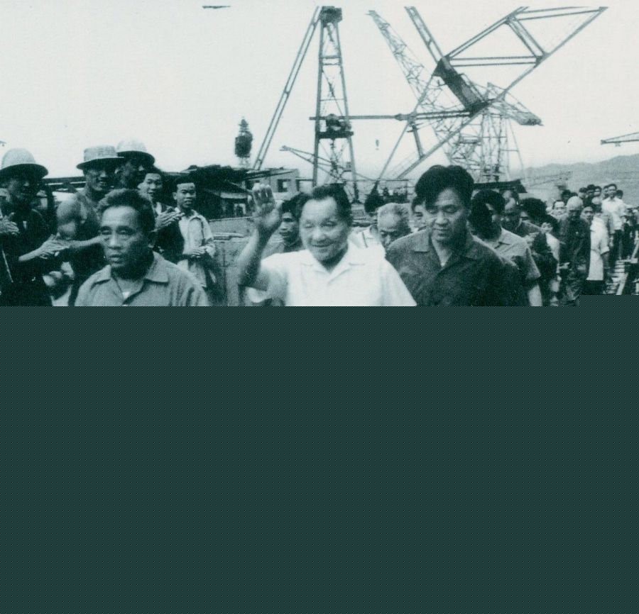 1980年7月12日，邓小平到葛洲坝水利枢纽工程视察。