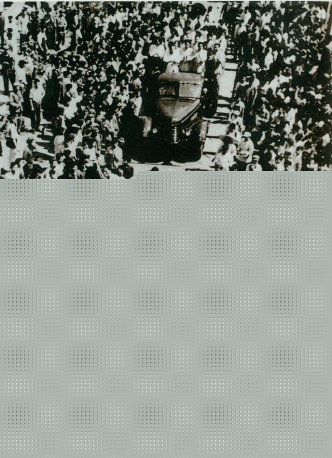　　1956年7月13日，第一批国产“解放”牌汽车在长春第一汽车制造厂试制成功，结束了中国不能制造汽车的历史。图为7月14日，“解放”牌汽车开下生产线。