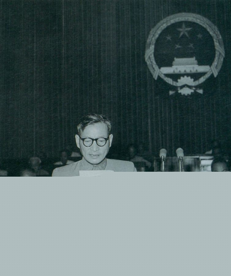 1955年7月，陈云在一届全国人大二次会议上作坚持和改进粮食统购统销工作的报告。