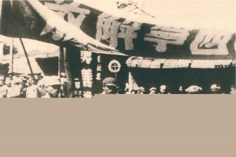 1949年9月，青海西宁解放。图为人民解放军列队进入西宁城区。