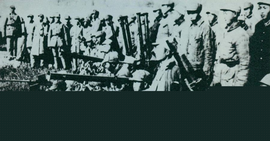 　　1945年10月至11月，刘伯承、邓小平率部取得了平汉战役的胜利。图为平汉战役参战部队及缴获的武器。