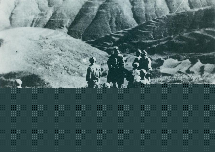　　1937年11月，八路军第一一五师、一二九师主力在正太路以南广阳地区侧击西犯之敌，给日军以沉重打击。图为徐向前（正面中立者）在前线指挥战斗。