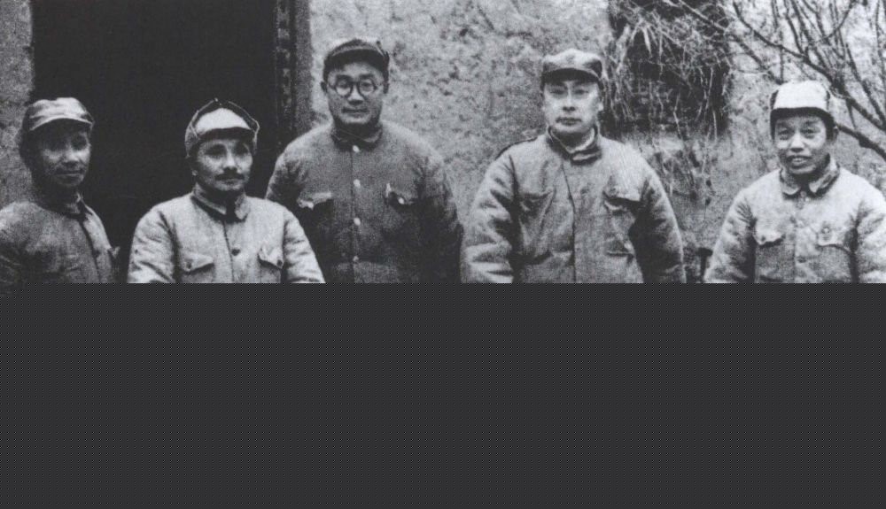 　　1948年11月6日至1949年1月10日，由刘伯承、陈毅、邓小平、粟裕、谭震林组成，以邓小平为书记的总前敌委员会，率华东野战军和中原野战军及部分地方武装进行淮海战役。长江中下游以北广大地区解放。图为总前敌委员会成员合影。