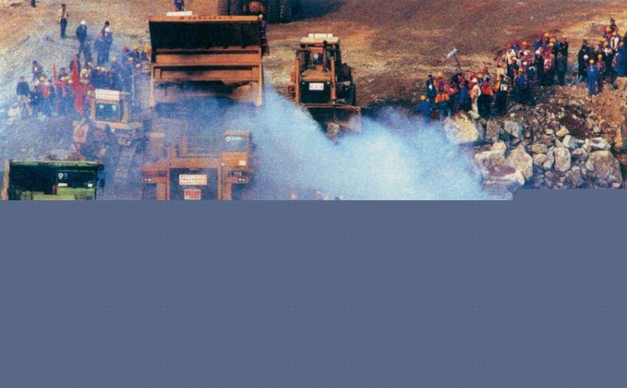 　　1997年11月8日，长江三峡水利枢纽工程成功实现大江截流。这是400多辆巨型装载车紧张有序地向上游围堰口抛投石料。